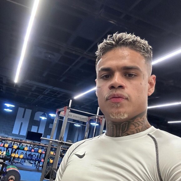 MC Cabelinho está vivendo a vida de solteiro após se irritar pela forma conturbada que aconteceu o seu término com Bella Campos