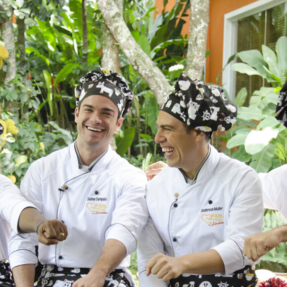 Kayky Brito ao lado de Nando Cunha, Sidney Sampaio e Anderson Muller em foto durante participação no 'SuperChef Celebridades' do 'Mais Você' (2013)