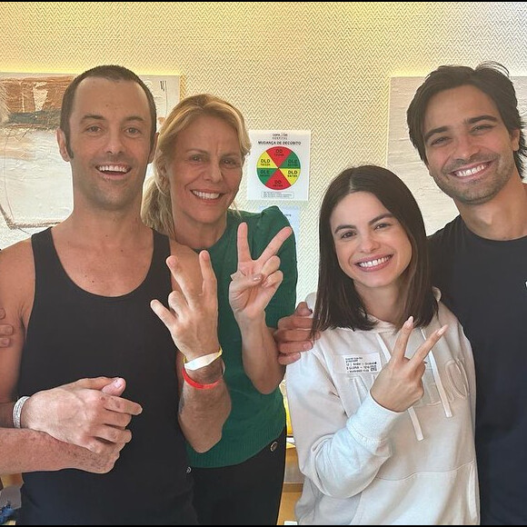 Kayky Brito ao lado do padrasto, Joseph, da mãe, Sandra, da irmã, Sthefany Brito, e do cunhado, Igor, ao receber alta do hospital 27 dias após ser atropelado