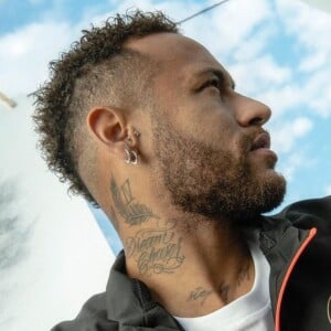 Neymar se revolta após ser atacado por torcedor com saco de pipoca ao final da partida entre Brasil e Venezuela, que resultou em empate
