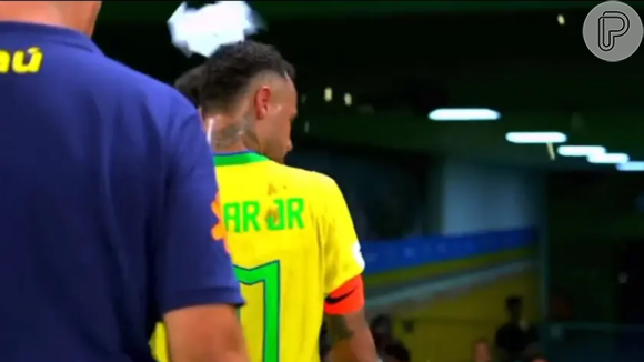 Neymar levou um saco de pipoca na cabeça após o empate da Seleção Brasileira em Cuiabá
