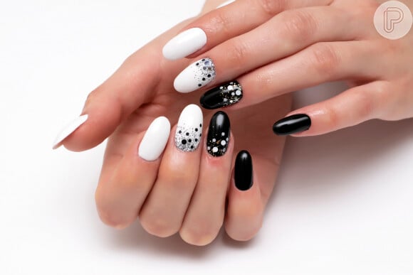 Unhas decoradas em preto e branco: clássico, o poá pode aparecer também no Halloween