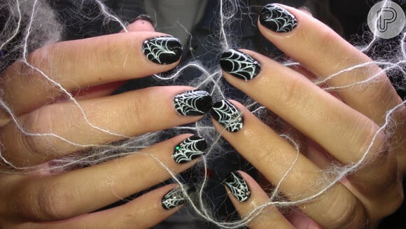 Unhas de Halloween em formato de teia de aranha: que tal essa nail art com mood divertido e horripilante?
