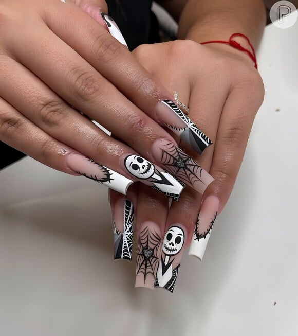 Unhas decoradas para usar no Halloween: essa nail art em unhas grandes tem o personagem Jack, do desenho 'O estranho mundo de Jack', como inspiração
