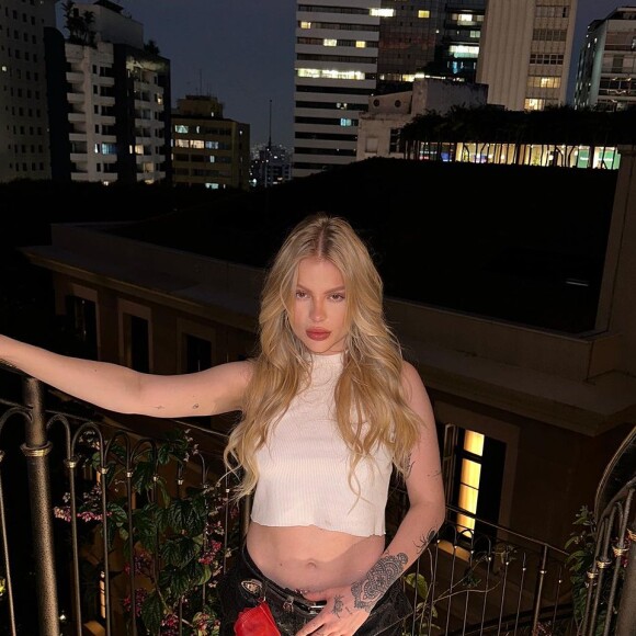 Luísa Sonza foi vista beijando sua dançarina, Mariana Maciel em festa após término conturbado com Chico Moedas por conta de traição