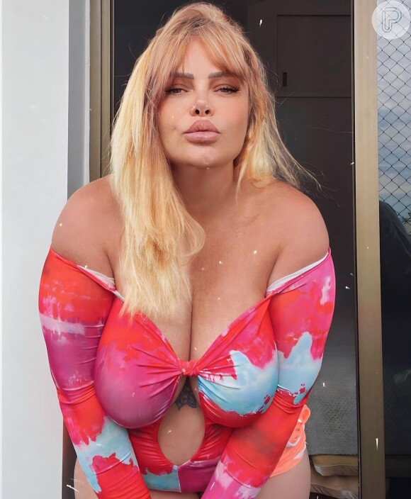 Valentina Francavilla publicou uma foto maquiada e com um vestido decotado e disse que é a primeira vez que ela aparece produzida desde que engordou