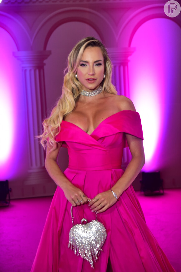 Convidada da 'Pink Party da Flay' já que participou do mesmo BBB que a aniversariante, Gabi Martins apostou com tudo no tema da festa: A cor rosa
