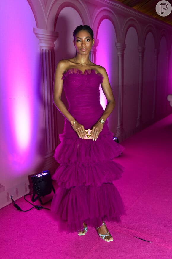 'Pink Party da Flay': Tina Calamba foi para o evento da Flay com um vestido tomara que caia no tom violeta