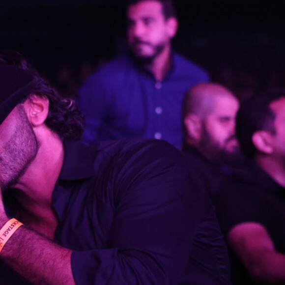 Marina Ruy Barbosa e namorado Abdul Fares são vistos aos beijos em show na Barra da Tijuca, no Rio de Janeiro