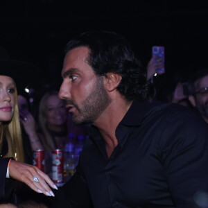 Marina Ruy Barbosa usa chapéu de cowboy e jaqueta de couro preta e namorado, Abdul Fares, aposta em camisa social preta para show