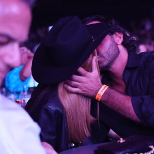 Marina Ruy Barbosa e Abdul Fares são vistos em clima quente em show, com empresário com a mão no pescoço da atriz, enquanto curtem beijão