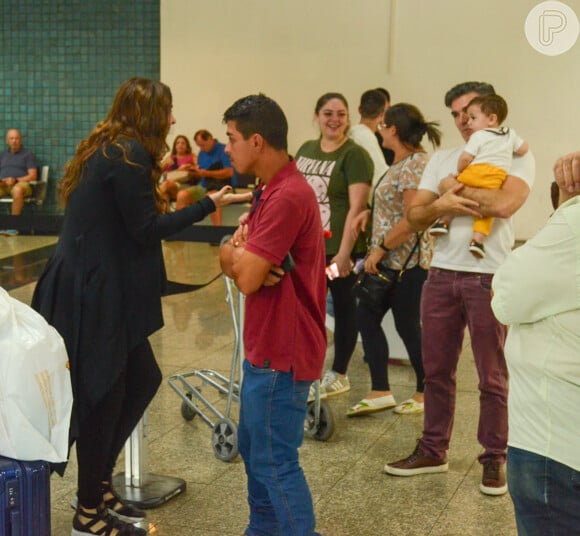 Claudia Raia foi recepcionada pela família no aeroporto de São Paulo neste domingo (22)