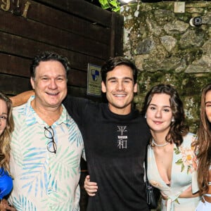 Nicolas Prattes levou toda a família para celebrar aniversário de Fernanda Rodrigues