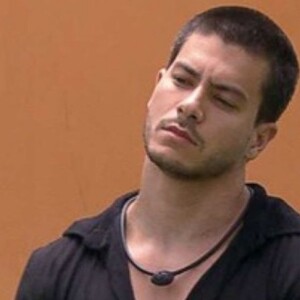 Arthur Aguiar participou do BBB 22 que fez sucesso na Globo apesar da queda da audiência