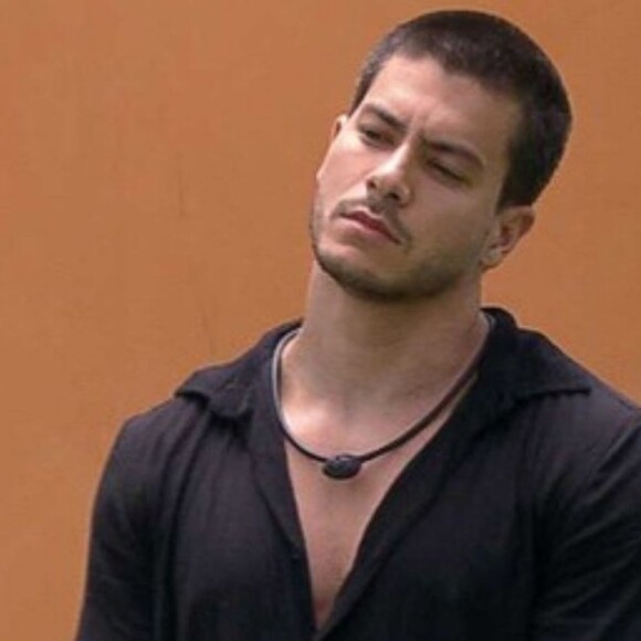 Arthur Aguiar participou do BBB 22 que fez sucesso na Globo apesar da queda da audiência