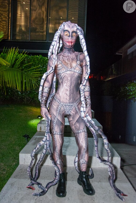 Yanna Lavigne arrasou na criatividade em festa de Dia das Bruxas
