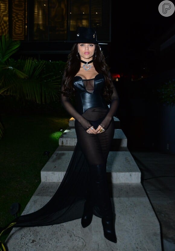 Rafa Kalimann escolheu um look all black para festa de Dia das Bruxas