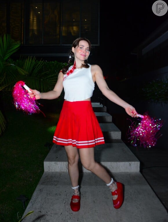 Letícia Colin encarnou uma cheerleader para festa de Dia das Bruxas