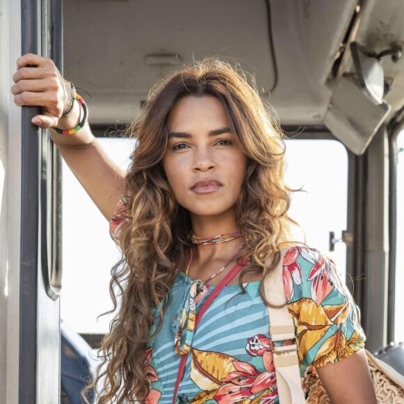 Brisa (Lucy Alves) é vítima de uma fake news criada em cima de uma imagem feita por deepfake