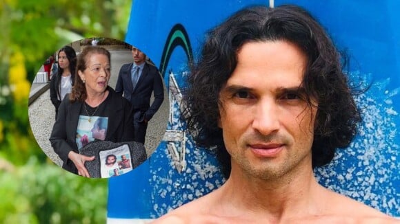 Caso Jeff Machado: mãe do ator usa blusa e bolsa com foto dele em julgamento do caso. 'Coração sangra de dor e saudade'