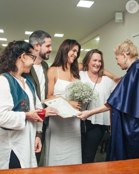 Diante da juíza, o casamento civil do ator Pedro Neschling aconteceu com as mães dos noivos como testemunhas