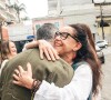 Lucélia Santos dá parabéns ao filho Pedro Neschling durante a alegria do casamento civil