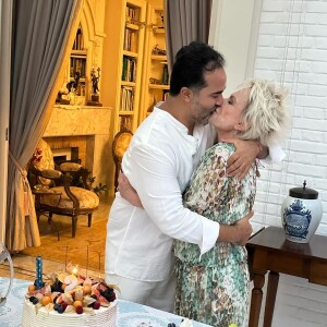 Ana Maria Braga surgiu aos beijos com o namorado, Fábio Arruda