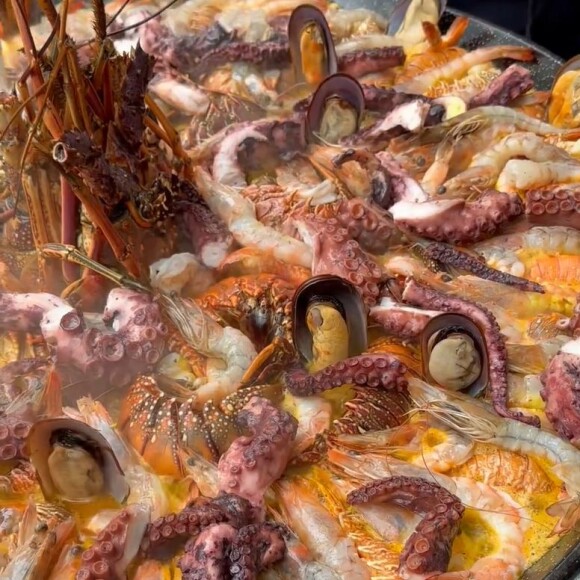 Uma paella de frutos do mar foi servida no aniversário de Fábio Arruda, namorado de Ana Maria Braga