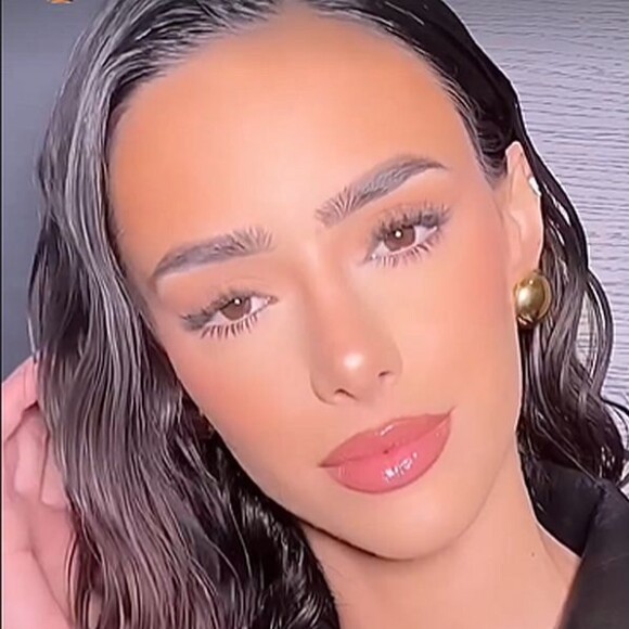 Bruna Biancardi parece atenta aos rumores de uma nova traição por parte de Neymar