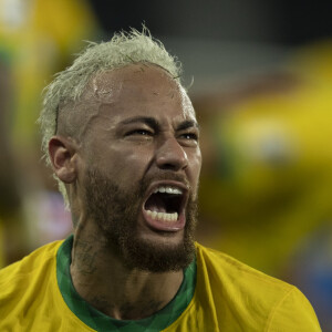 'Ninguém mais respeita o Neymar. Ontem, a Marquezine e hoje o presidente do Brasil', debochou uma página