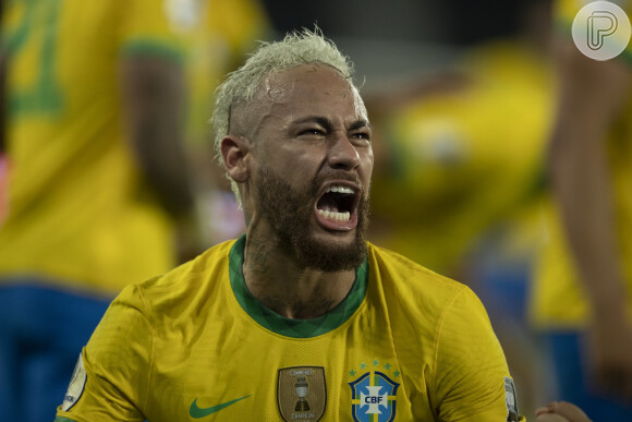 'Ninguém mais respeita o Neymar. Ontem, a Marquezine e hoje o presidente do Brasil', debochou uma página