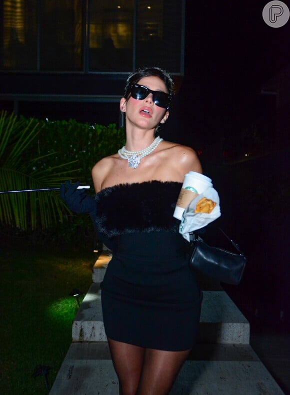 Bruna Marquezine foi vestida de Audrey Hepburn em 'Bonequinha de Luxo' para a festa de Halloween de Giovanna Lancellotti e Gabriel David