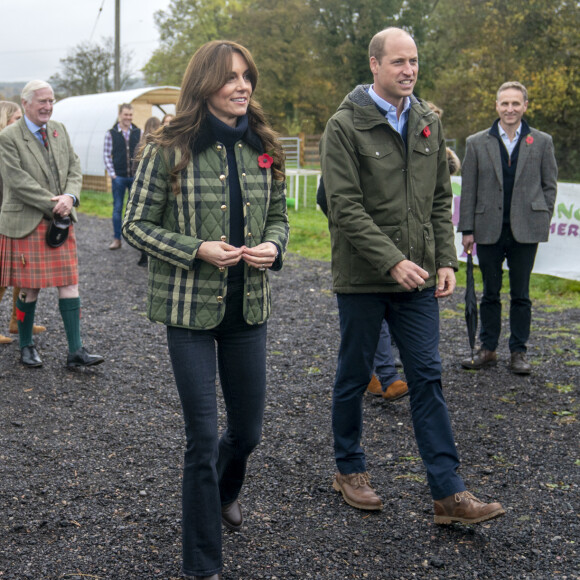 Princesa radical? Kate Middleton dá match de look com Príncipe William e se aventura em bike na Escócia