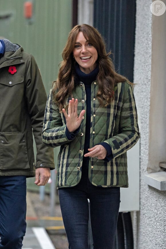 Agasalho verde xadrez foi destaque no look de Kate Middleton