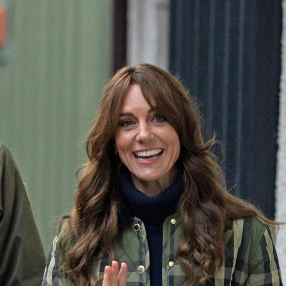 Agasalho verde xadrez foi destaque no look de Kate Middleton