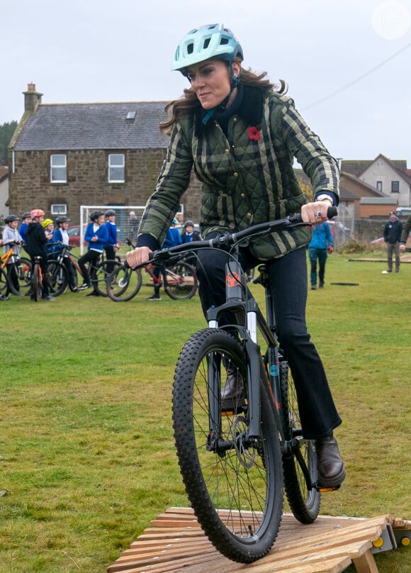 Kate Middleton participou de circuito de bicicleta durante viagem à Escócia