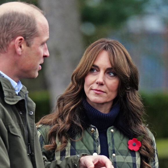 Príncipe William e Kate Middleton usaram agasalhos da mesma cor durante evento na Escócia