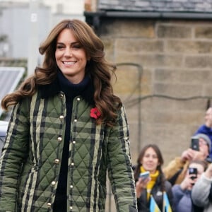 Kate Middleton combinou o agasalho xadrez com jeans escuro e botas