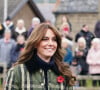 Kate Middleton escolheu jaqueta Burberry verde xadrez para visita à Escócia