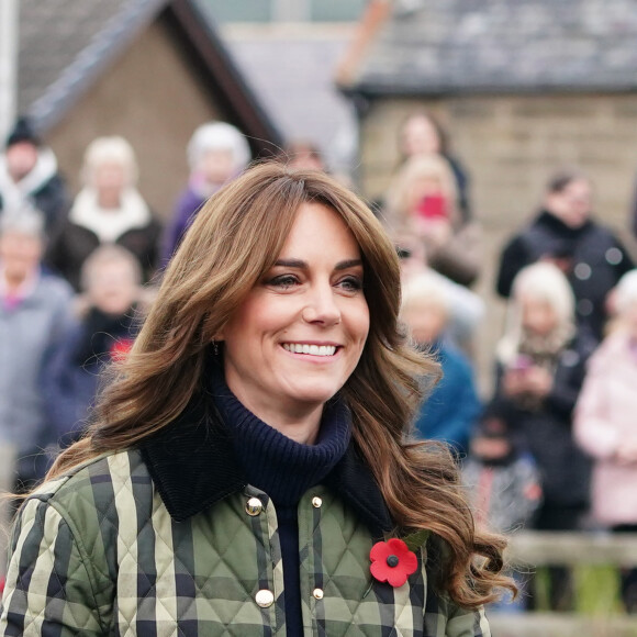 Kate Middleton escolheu jaqueta Burberry verde xadrez para visita à Escócia