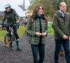 Kate Middleton aposta em look combinando com Príncipe William e surpreende com habilidade em bicicleta