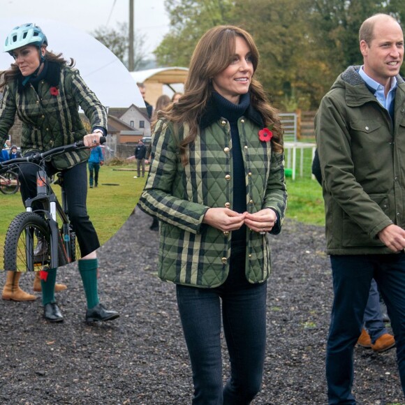 Kate Middleton aposta em look combinando com Príncipe William e surpreende com habilidade em bicicleta