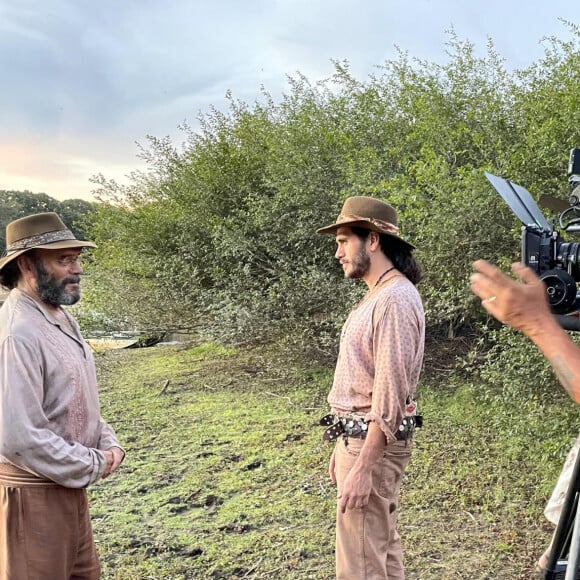 Gabriel Sater contracenou com o pai, Almir Sater, na novela 'Pantanal'