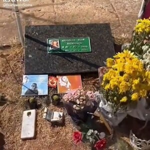 O túmulo de Marília Mendonça recebeu homenagens