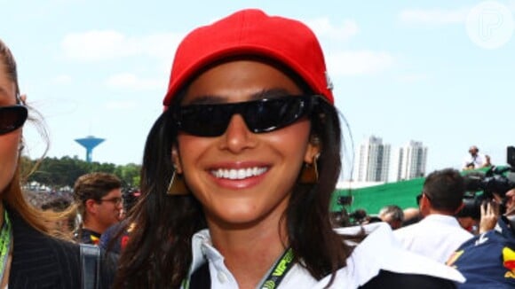 Bruna Marquezine aposta em look grifado clássico em GP Week no Brasil Saiba valores Fotos