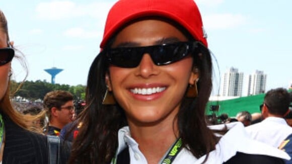 Bruna Marquezine aposta em look grifado clássico em GP Week no Brasil. Saiba valores!