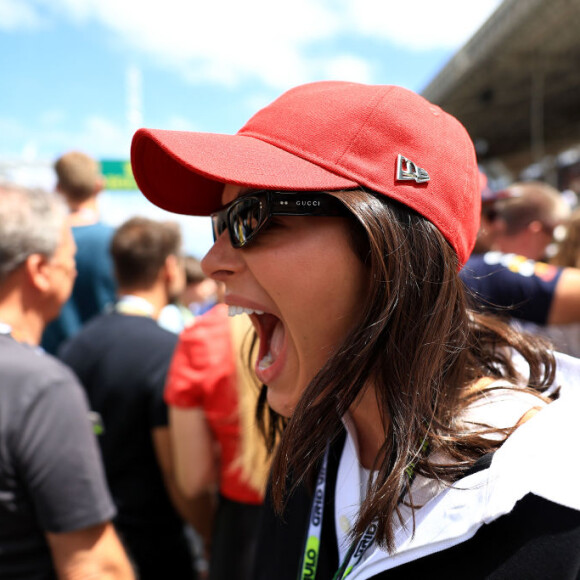 Bruna Marquezine misturou diferentes grifes em look para assistir Fórmula 1