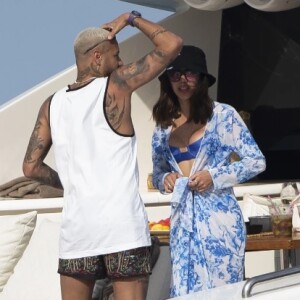 Bruna Biancardi e Neymar em foto de agosto de 2021, data do primeiro flagra do então casal durante passeio de barco em Ibiza, na Espanha