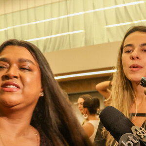 Preta Gil foi muito disputada pela imprensa nos bastidores da São Paulo Fashion Week