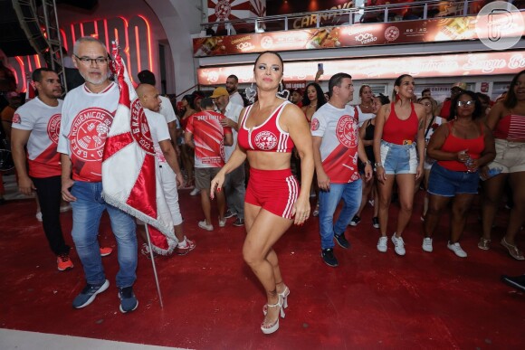 Viviane Araujo deu show de samba no pé em ensaio do Salgueiro